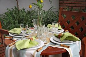 Créatif et informel table ensemble en haut à l'extérieur le maison avec tout le détails photo