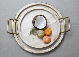 noix de coco et citrouilles sur en bois plat sur le table photo