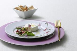 Brie fromage et salade sur magnifique assiette avec d'or fourchette photo