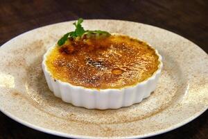 crème brûlée, classique et délicieux français dessert photo