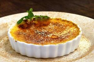 crème brûlée, classique et délicieux français dessert photo