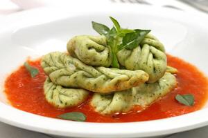 paquet de vert Pâtes avec fromage et tomate sauce photo