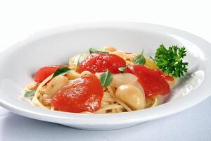spaghetti Al Pomodori, avec tomates, champignons et Ail photo
