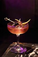 cardinale, délicieux boisson avec Gin, rouge amer liqueur et sec Vermouth dans une verre avec la glace photo