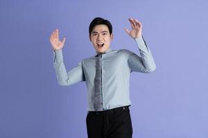 portrait de asiatique Masculin homme d'affaire posant sur violet Contexte photo