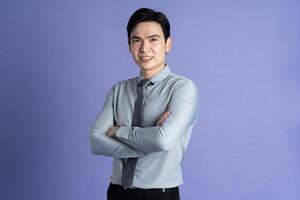 portrait de asiatique Masculin homme d'affaire posant sur violet Contexte photo