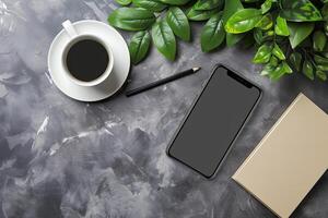 téléphone intelligent sur bureau avec tasse de café, carnet et crayon photo