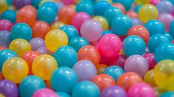 coloré Plastique des balles dans une enfants salle de jeux fermer photo