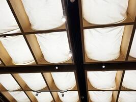 projecteurs sur plafond de entrepôt, adapté pour électrique concept. photo