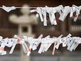 fukuoka, Japon novembre 13, 2023 omikuji ou fortune récit papiers à kushida Jinja tombeau où est une shinto tombeau situé dans hakata-ku, fukuoka, Japon, a été fondé dans dans 757. photo