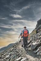 une couple pendant un alpin randonnée photo