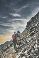 Trois copains pendant un alpin randonnée photo