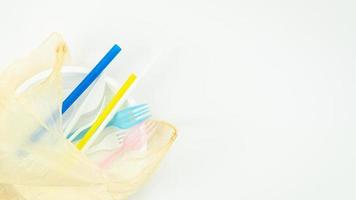 Divers vaisselle jetable en plastique coloré photo