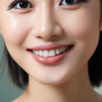 une fermer de le tête de une souriant asiatique fille avec magnifique blanc et tout droit dents, parfait pour La publicité pour dentistes. photo