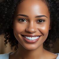 une fille de africain apparence sourit largement et a magnifique blanc dents. photo