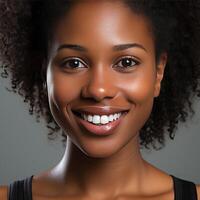 une fille de africain apparence sourit largement et a magnifique blanc dents. photo