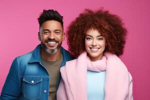 portrait de une hispanique garçon et une caucasien fille sur une rose Contexte. photo