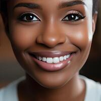 une fille de africain apparence sourit largement et a magnifique blanc dents. photo