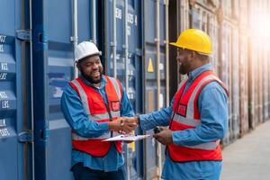 portrait de deux africain ingénieur ou contremaître porte ppe tremblement main avec cargaison récipient Contexte à le coucher du soleil. logistique global importer ou exportation livraison industriel concept. photo