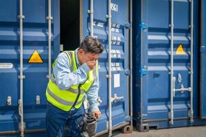 ingénieur ou contremaître a un accident tandis que travail sur récipient bateau. logistique global importer ou exportation livraison industriel concept. photo