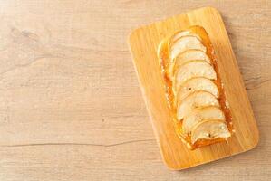 pain aux pommes émietté sur planche de bois photo