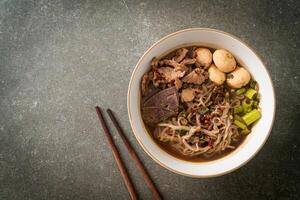 nouilles thaï au porc, ragoût de porc, boulette de viande et foie de porc dans une soupe de sang photo