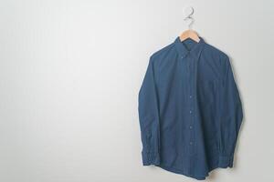 chemise suspendue avec cintre en bois au mur photo