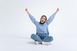 portrait de Jeune magnifique femme avec hijab sur blanc Contexte photo