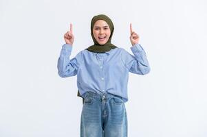 portrait de Jeune magnifique femme avec hijab sur blanc Contexte photo