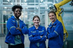 portrait de la robotique ingénieurs travail avec programmation et manipuler robot main, industriel la robotique conception, haute technologie facilité, moderne machine apprentissage. Masse production automatiques. photo