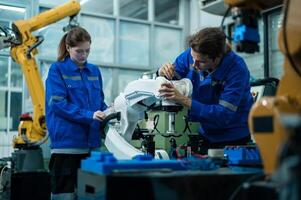 une groupe de la robotique ingénieurs travail avec programmation et manipuler robot main, industriel la robotique conception, haute technologie facilité, moderne machine apprentissage. Masse production automatiques. photo