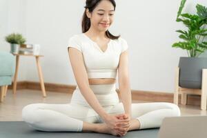 svelte asiatique femme entraine toi yoga activité dans condo ou maison. asiatique femme Faire des exercices dans Matin. équilibre, méditation, relaxation, bien santé, content, se détendre, en bonne santé mode de vie, régime, svelte photo
