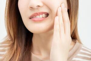 asiatique femme ressentir mal aux dents de gingivite, femelle souffrir dent, pourriture problèmes, dentaire se soucier. sensible dent, pourriture problème, mal haleine, gingival récession, oral hygiène instruction, dent extraction photo