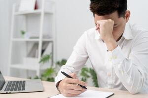 la dépression et mental maladie. homme décevoir, triste après recevoir mal nouvelles. stressé garçon confus avec malheureux problème, argumenter avec petite amie, cri et inquiéter à propos inattendu travail, vers le bas économie. photo