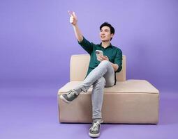 Jeune asiatique homme d'affaire sur violet Contexte photo