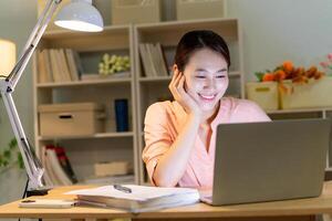 jeune femme asiatique travaillant à la maison photo