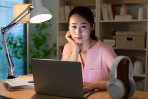 jeune femme asiatique travaillant à la maison photo