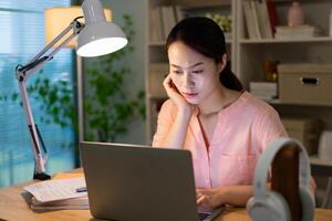 jeune femme asiatique travaillant à la maison photo