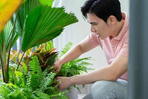 photo de Jeune asiatique homme à Accueil