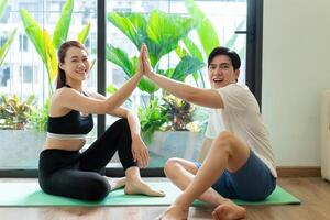 photo de Jeune asiatique couple faire exercice ensemble à Accueil