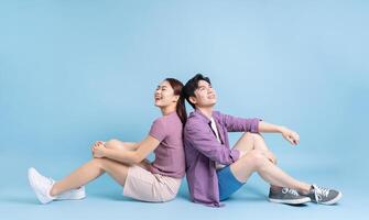 Jeune asiatique couple sur bleu Contexte photo