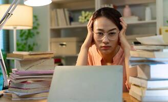 Jeune asiatique femme travail à nuit photo