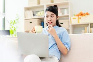 photo de Jeune asiatique fille à Accueil