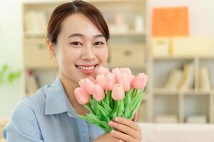 photo de Jeune asiatique femme à Accueil