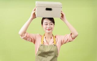 photo de Jeune asiatique femelle gouvernante sur vert Contexte