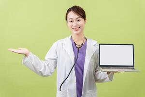 photo de Jeune asiatique femme médecin sur vert Contexte