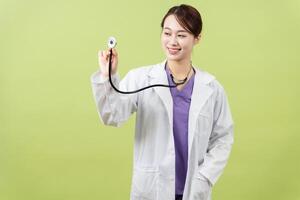 photo de Jeune asiatique femme médecin sur vert Contexte