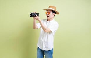 photo de Jeune asiatique homme sur vert Contexte
