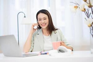 jeune femme d'affaires asiatique travaillant au bureau photo