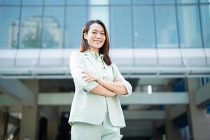 portrait de Jeune asiatique femme d'affaires à l'extérieur le Bureau photo